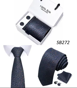 Zijden das set detail met elegante donkerblauwe textuur, bijpassende manchetknopen en pochet.