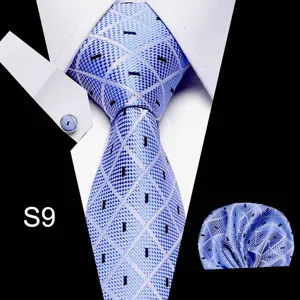 Gedetailleerd overzicht van de blauwe geometrische stropdas, toont textuur en fijne kwaliteit.