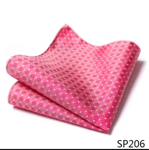 Roze pochet detail toont een fijn geometrisch ruitpatroon en zeer strakke stoffen vouwen.