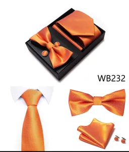 Gedetailleerd overzicht van oranje stropdas, vlinderdas, pochet en manchetknopen met fijne jacquard.