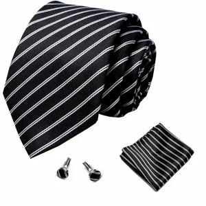 Klassieke zwart-witte gestreepte stropdas set met pochet en manchetknopen in detail zichtbaar.