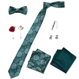 Gedetailleerd overzicht van een elegante blauwe paisley stropdas set met pochette en manchetknopen.