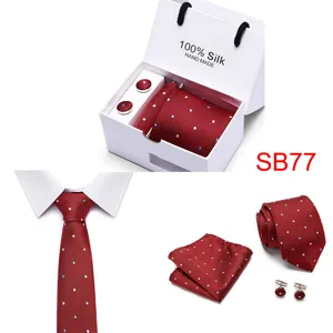 Seidenkrawatte Geschenkset mit Einstecktuch und Manschettenknöpfen im roten Pünktchen Design.