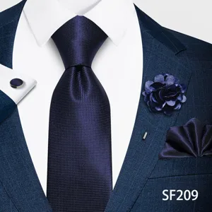 Elegante juego de corbata azul oscura para hombre con pañuelo, flor de solapa y gemelos.