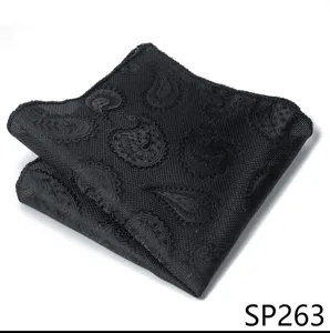 Detalle del pañuelo de bolsillo negro con paisley, elegante accesorio para traje.