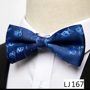 Vue détaillée du nœud papillon bleu en jacquard, élégant accessoire formel pour hommes.