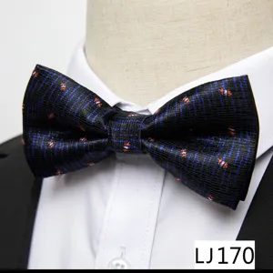 Gros plan détaillé d'un nœud papillon noir en jacquard avec des rayures bleues formelles.