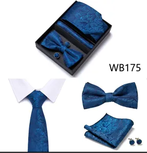 Détail ensemble cravate jacquard bleu homme avec nœud papillon pochette et boutons de manchette.