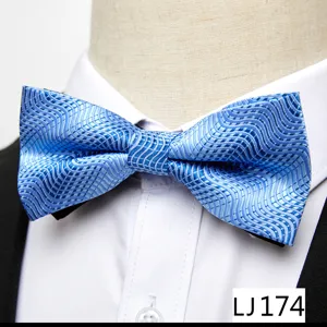 Vue rapprochée détaillée du nœud papillon jacquard bleu pour homme au motif rétro.