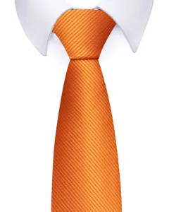 Nahaufnahme einer lebendigen orangefarbenen Herrenkrawatte mit feiner diagonaler Textur.