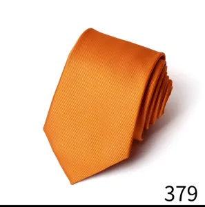 Detailansicht einer einfarbigen orangefarbenen Business Krawatte mit feiner Textur.