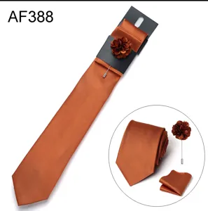 Dettaglio set cravatta uomo tinta unita jacquard poliestere con fiore da risvolto e pochette.