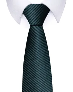 Nahaufnahme der dunkelgrünen Twill-Krawatte mit klassischer Textur für Business und Anlässe.
