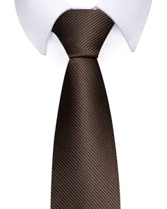 Klassische braune feingestreifte Krawatte für Herren mit weißem Hemdkragen für Business.