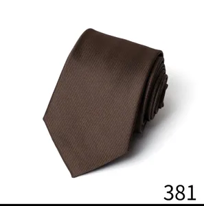 Dunkelbraune Krawatte Detailansicht mit feiner Struktur, ideal für elegante Businessmode.