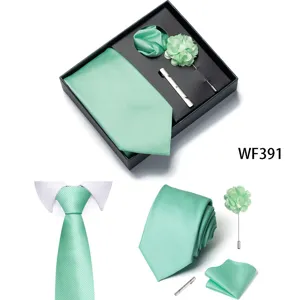 Set cravatta verde menta uomo in confezione regalo con cravatta, pochette, fiore e fermacravatta.