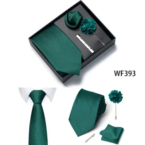 Set cravatta verde scuro da uomo, include fazzoletto da taschino, fiore da risvolto e fermacravatta.