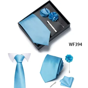 Set regalo cravatta blu uomo con fazzoletto da taschino fiore e fermacravatta dettaglio