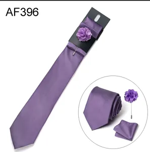 Vista dettagliata del set cravatta jacquard viola da uomo con fazzoletto e fiore all'occhiello.