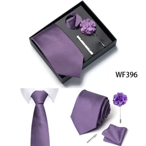 Dettaglio del set cravatta viola da uomo con tessuto testurizzato e fazzoletto da taschino.