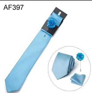 Set cravatta pochette e fiore da risvolto azzurro chiaro per feste e matrimoni d'affari.