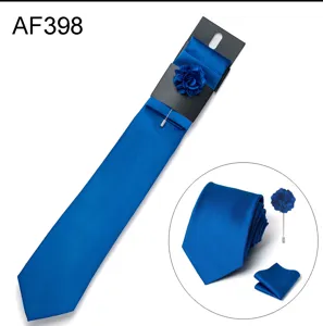 Set cravatta uomo blu tinta unita con fazzoletto da taschino e fiore per matrimonio.