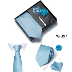 Vista dettagliata del set regalo cravatta azzurro con fazzoletto da taschino e spilla.