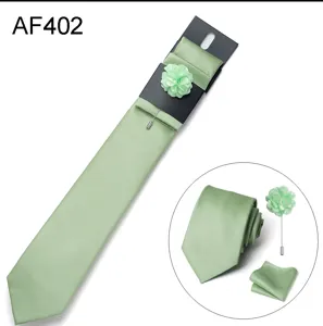 Set cravatta verde jacquard con fazzietto da taschino e spilla a fiore per uomo.