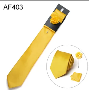 Set di cravatta da uomo giallo solido con fazzoletto e fiore per matrimonio e festa.