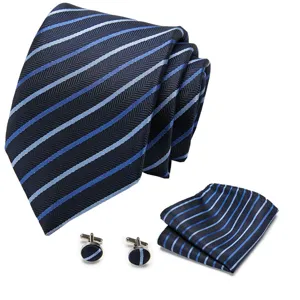 Detailopname van een elegante blauwe gestreepte stropdasset met bijpassende pochet en manchetknopen.