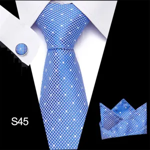 Gedetailleerd overzicht van een stijlvolle blauwe patroon stropdas set voor heren met manchetknopen.