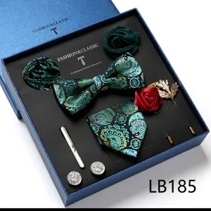 Gedetailleerd overzicht van heren paisley strik pochet manchetknopen set in geschenkdoos.