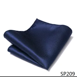 Close-up detail van gestructureerde donkerblauwe heren pocet zakdoek pak accessoire.