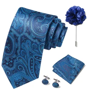 Vista detallada del elegante conjunto de corbata, pañuelo de bolsillo y gemelos de seda azul.
