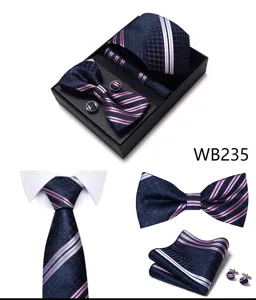 Set regalo corbata hombre negocios, corbata jacquard azul, pajarita y gemelos elegantes.