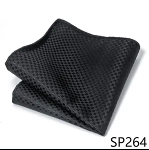 Vista de cerca detallada de la pañoleta de bolsillo negra a cuadros para hombre.