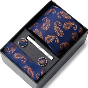 Coffret cadeau cravate homme bleue motif cachemire, pochette, boutons de manchette et pince à cravate.