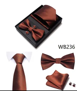 Vista detallada del juego de corbata marrón con lunares, diseño jacquard elegante para bodas.