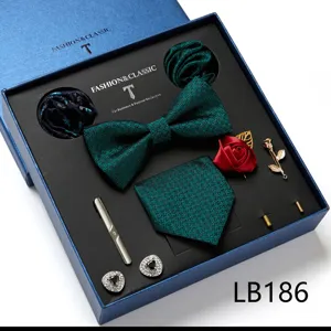 Heren pak groene vlinderdas pochet broche manchetknopen cadeauverpakking detail
