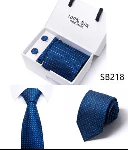 Zijden das set detailweergave met blauwe gestippelde das, pochet en manchetknopen in geschenkdoos.