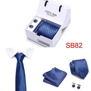 Blaues Seidenkrawatten-Set mit Einstecktuch und Manschettenknöpfen in edler Geschenkbox Detail