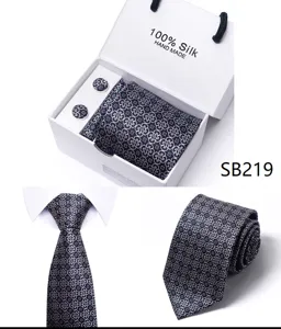 Gedetailleerd close-upoverzicht van de luxe jacquard zijden das en manchetknopen cadeauverpakking.