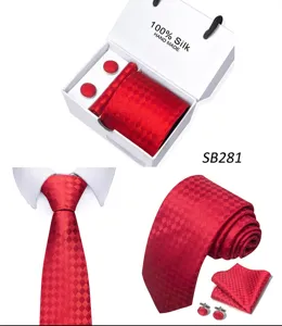 Klassieke rode zijden stropdas set met ruitjespatroon, pochet en manchetknopen in geschenkdoos.
