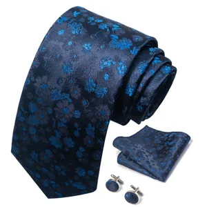Detail van een elegante blauwe bloemen jacquard stropdas, pochet en bijpassende manchetknopen set.