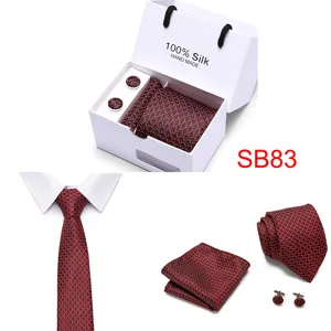 Rot-schwarze Seidenkrawatte Geschenkset für Herren mit Einstecktuch und passenden Manschettenknöpfen.