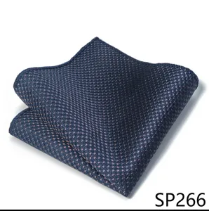 Vista de cerca del elegante pañuelo de bolsillo tejido azul oscuro con finos detalles.