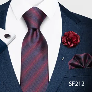 Detalle de set de corbata a rayas para hombre con pañuelo, flor de solapa y gemelos elegantes.