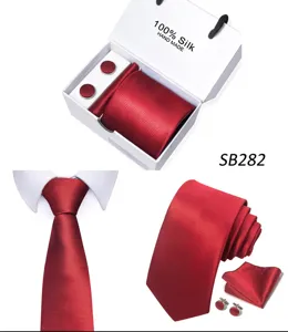 Rode zijden stropdas pochet manchetknoppen cadeauset gedetailleerd weergave, elegante stijl.