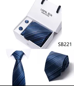 Blauw gestreepte heren zijden das set met bijpassende manchetknopen en geschenkdoos detail.