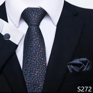 Gedetailleerd overzicht van de donkerblauwe jacquard stropdas, pochet en manchetknopen set.